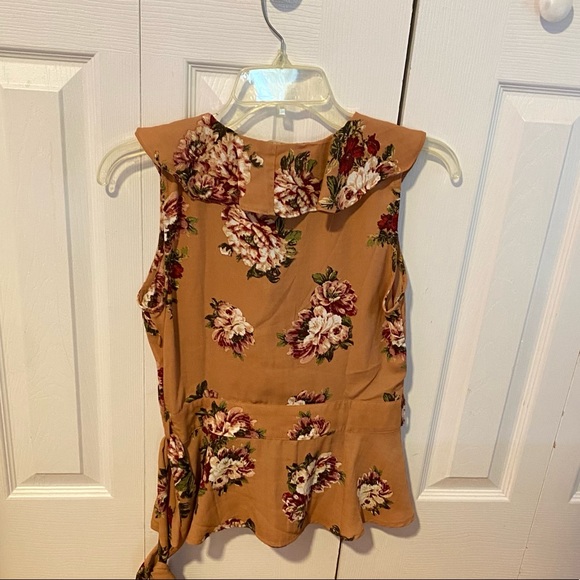 Sleeveless Blouse size M, never worn - Picture 2 of 3